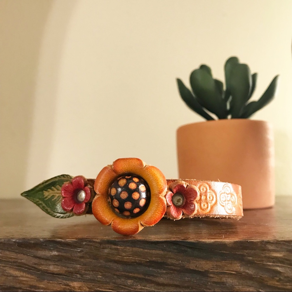 🌟FINAL $ - 60’s inspired leather flower bracelet - Picture 2 of 5